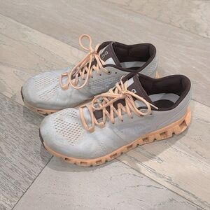 On Running Tennis Shoes Size 7!! Good condition and cute colors!